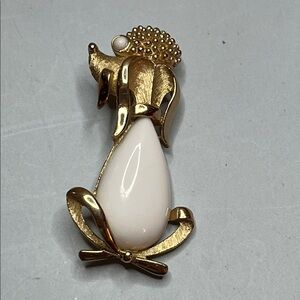 VERY RARE VINTAGE SIGNED TRIFARI WHITE JELLY BELLY POODLE DOG BROOCH